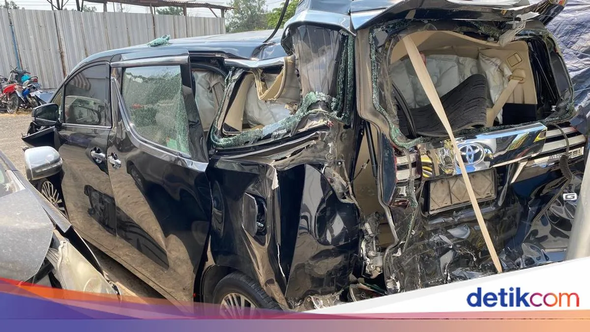Alphard Kiai Anwar Zahid Ringsek Parah Dihantam Trailer di Bojonegoro