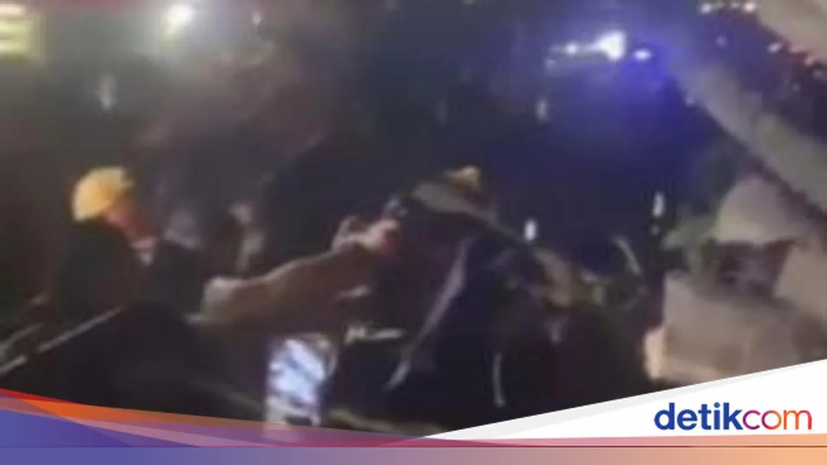 Breaking News: Pohon Tumbang Timpa Pikap di Pidie, 7 Tewas